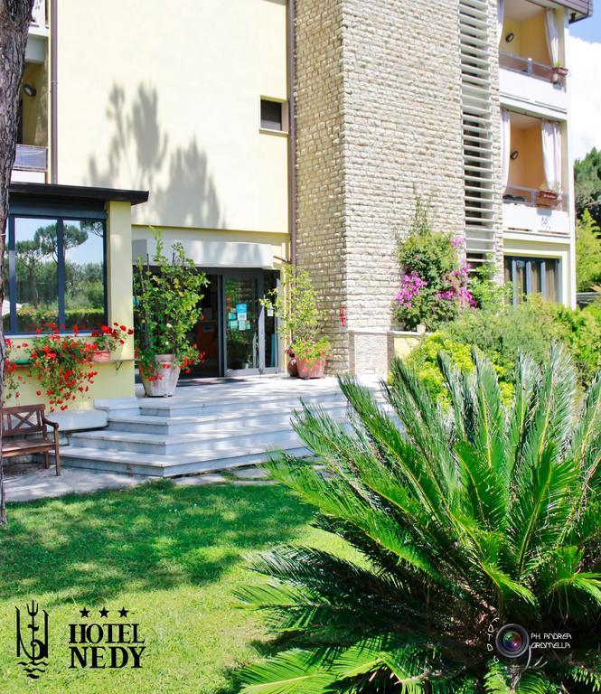 Hotel Nedy Марина ди Маса Екстериор снимка