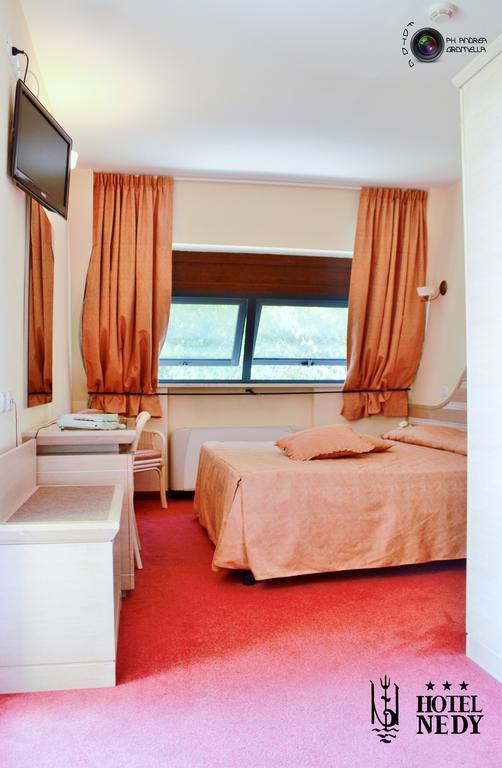 Hotel Nedy Марина ди Маса Екстериор снимка