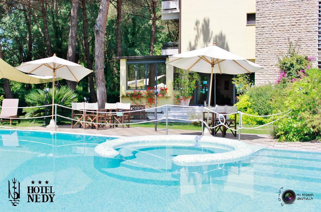 Hotel Nedy Марина ди Маса Екстериор снимка