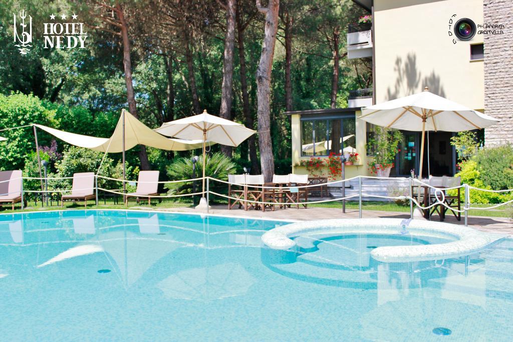 Hotel Nedy Марина ди Маса Екстериор снимка