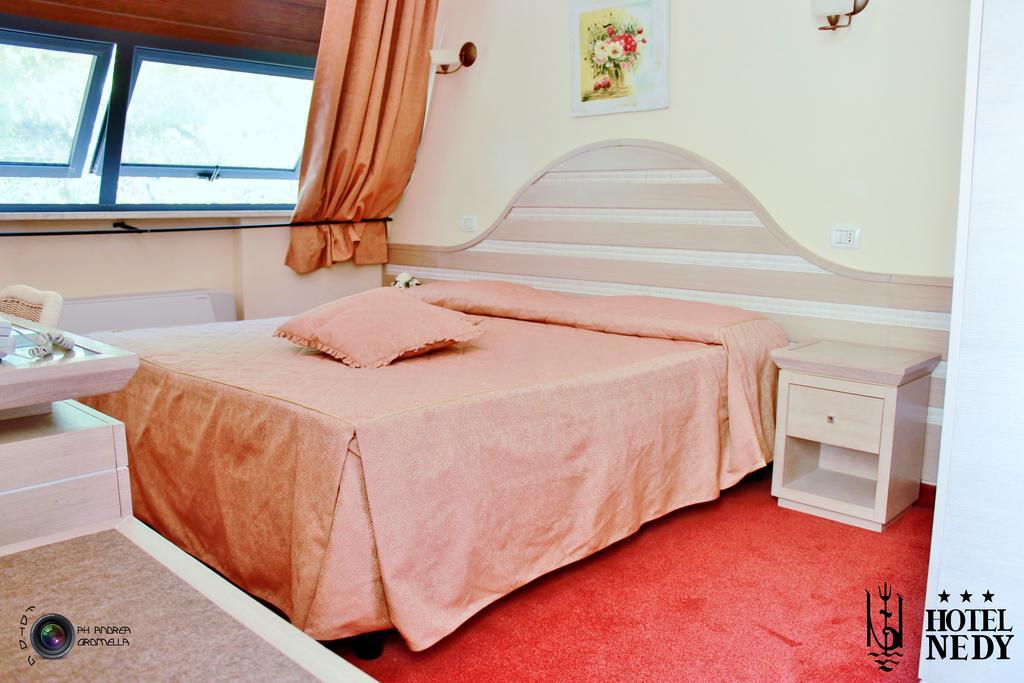 Hotel Nedy Марина ди Маса Екстериор снимка