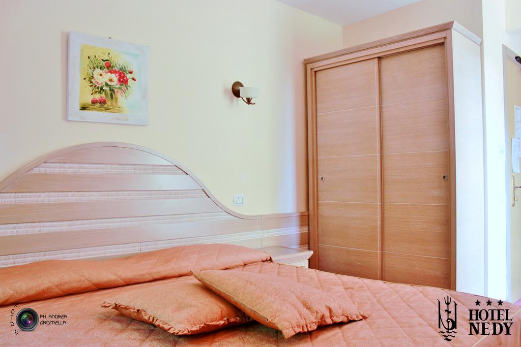 Hotel Nedy Марина ди Маса Екстериор снимка
