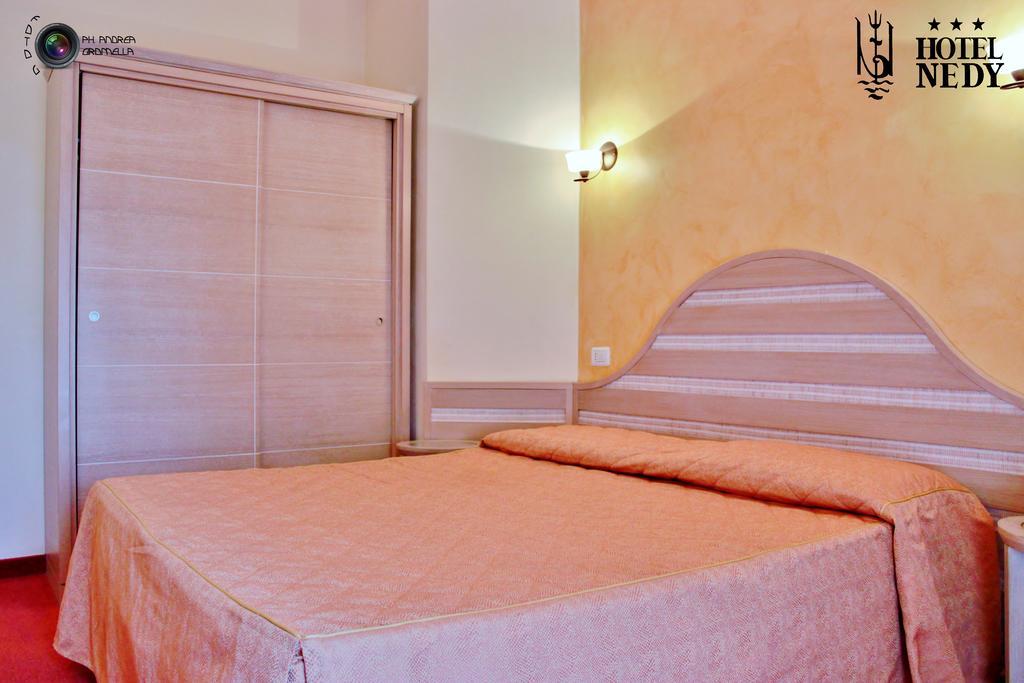 Hotel Nedy Марина ди Маса Екстериор снимка