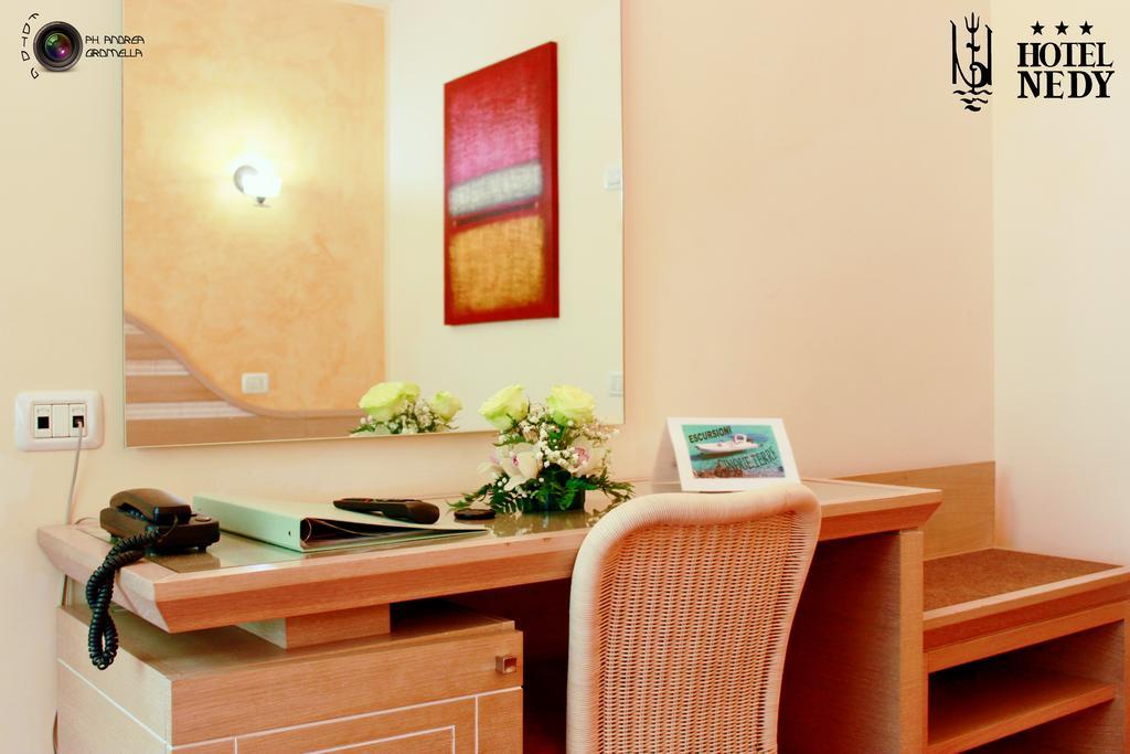 Hotel Nedy Марина ди Маса Екстериор снимка
