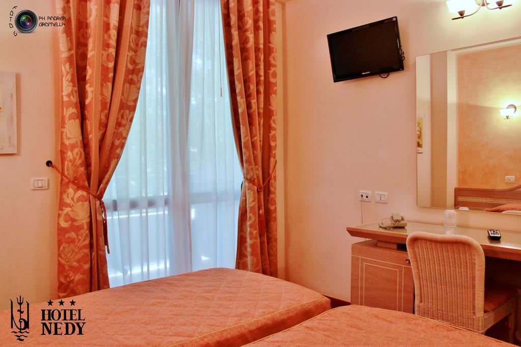 Hotel Nedy Марина ди Маса Екстериор снимка