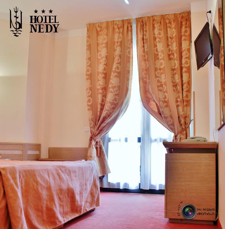 Hotel Nedy Марина ди Маса Екстериор снимка
