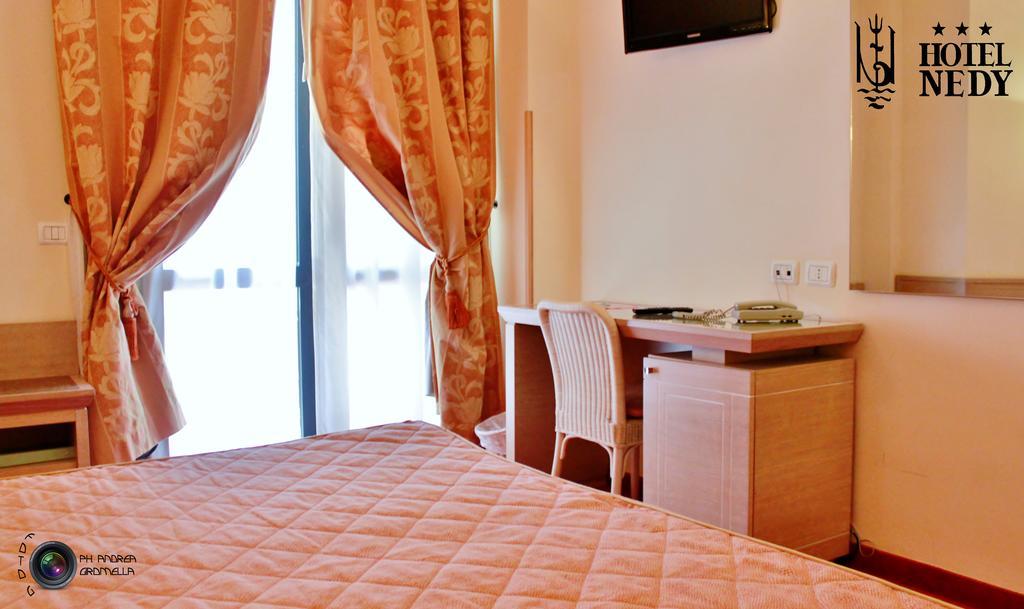Hotel Nedy Марина ди Маса Екстериор снимка