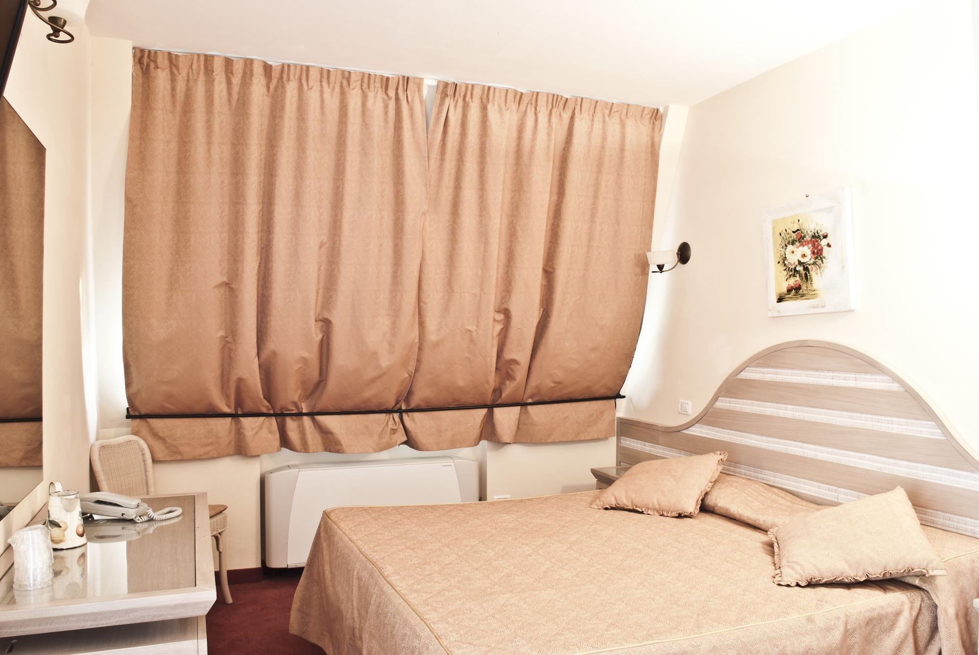 Hotel Nedy Марина ди Маса Екстериор снимка