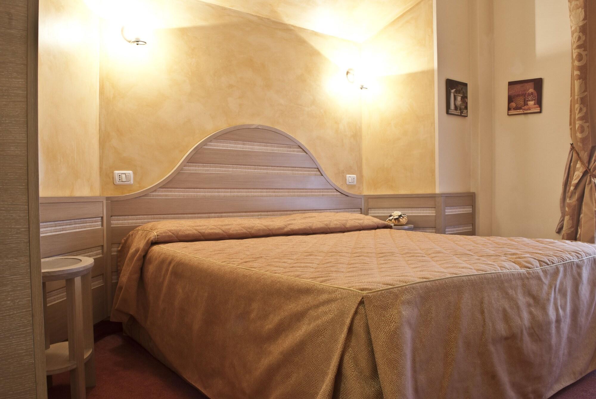Hotel Nedy Марина ди Маса Екстериор снимка