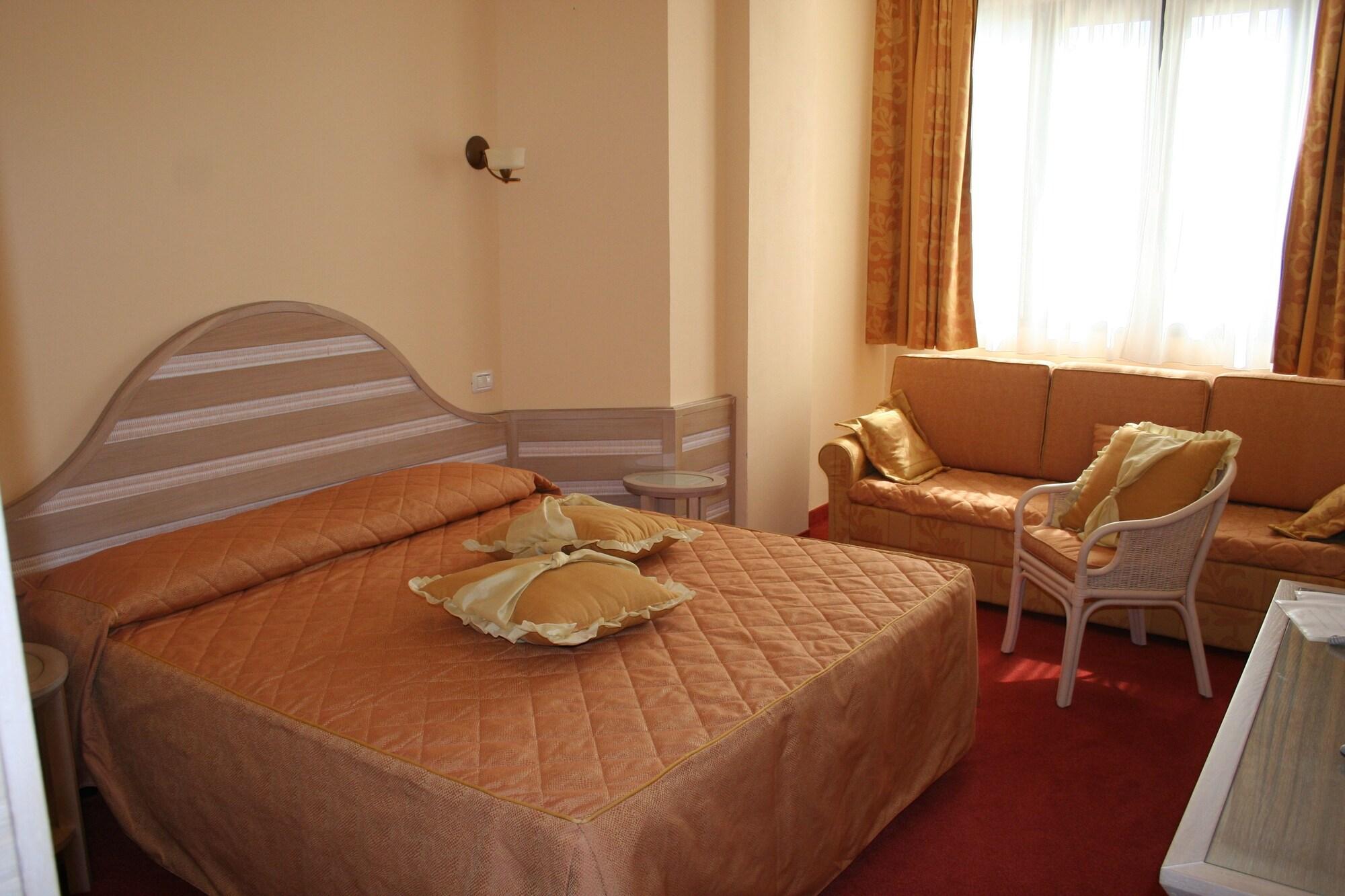 Hotel Nedy Марина ди Маса Екстериор снимка