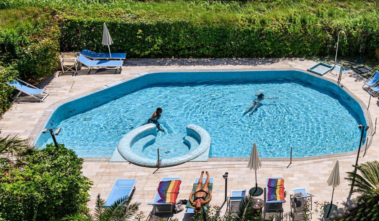 Hotel Nedy Марина ди Маса Екстериор снимка