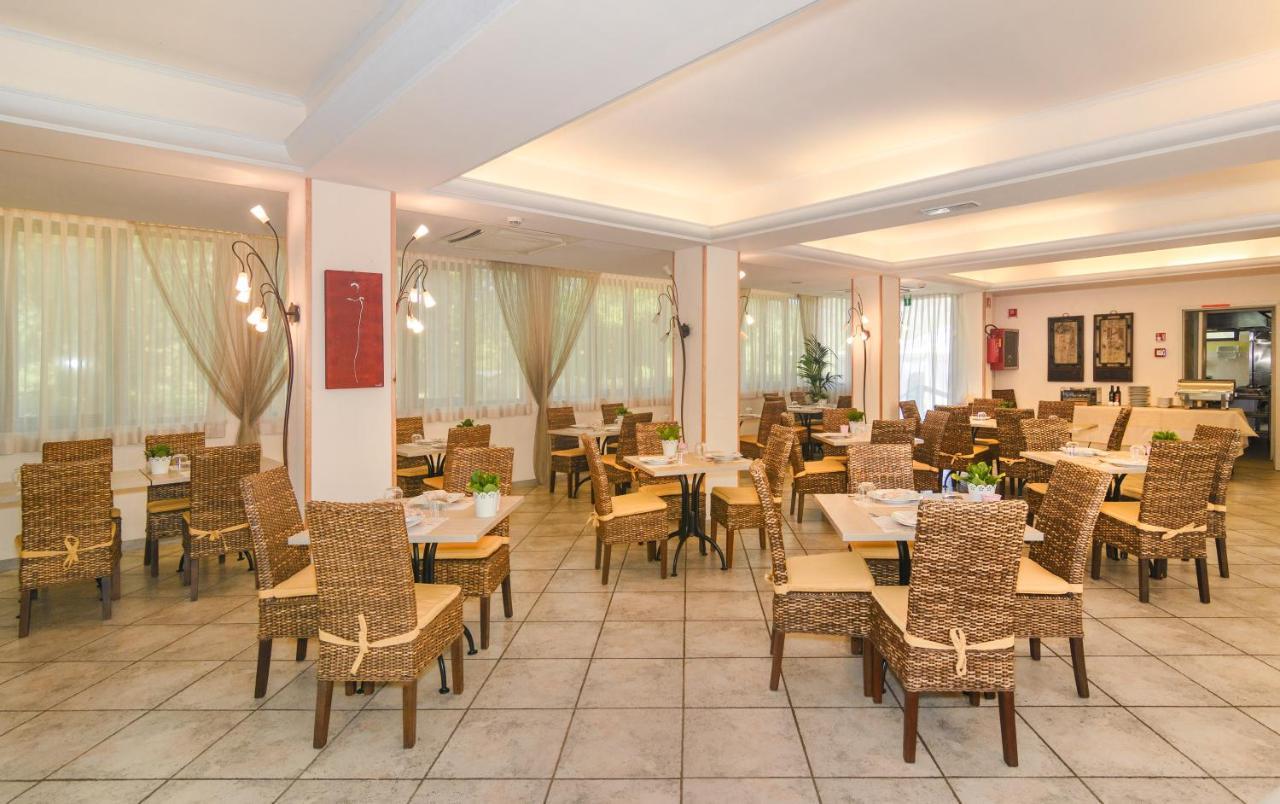 Hotel Nedy Марина ди Маса Екстериор снимка