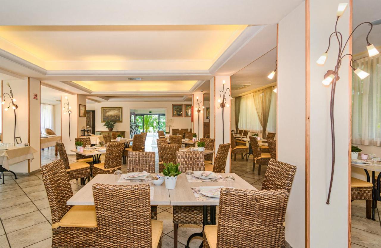 Hotel Nedy Марина ди Маса Екстериор снимка