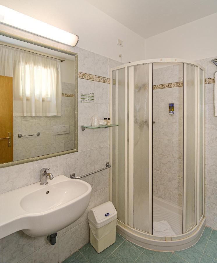 Hotel Nedy Марина ди Маса Екстериор снимка