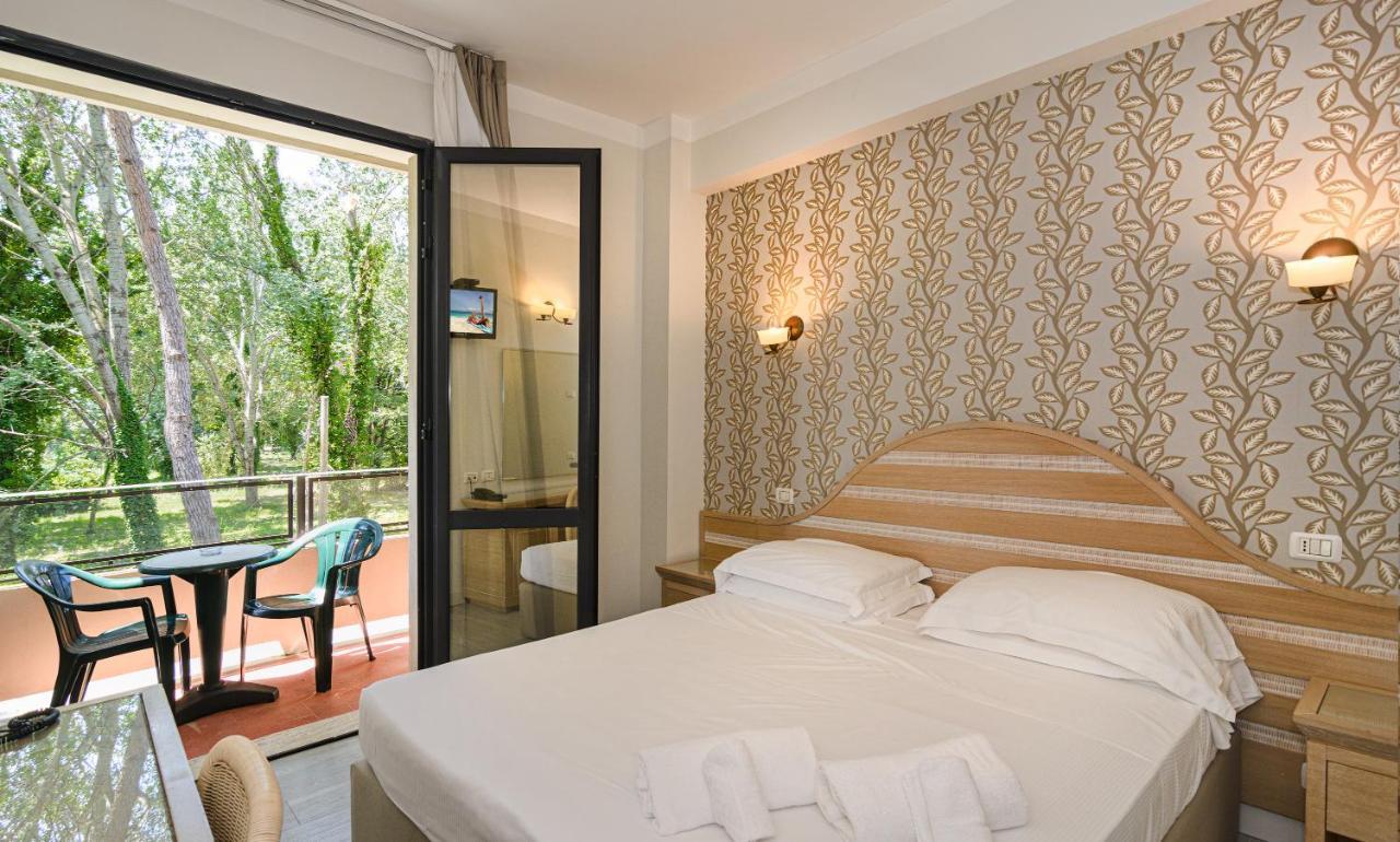 Hotel Nedy Марина ди Маса Екстериор снимка