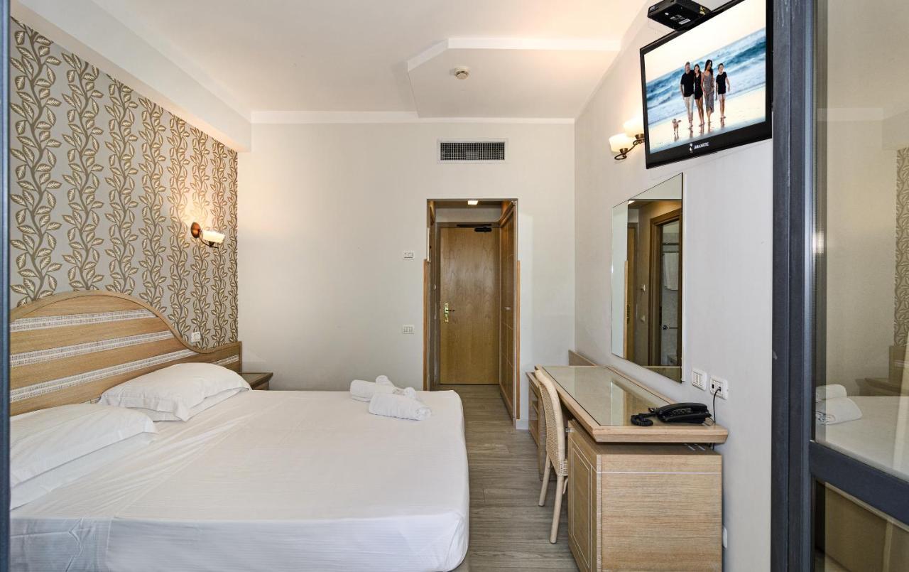 Hotel Nedy Марина ди Маса Екстериор снимка