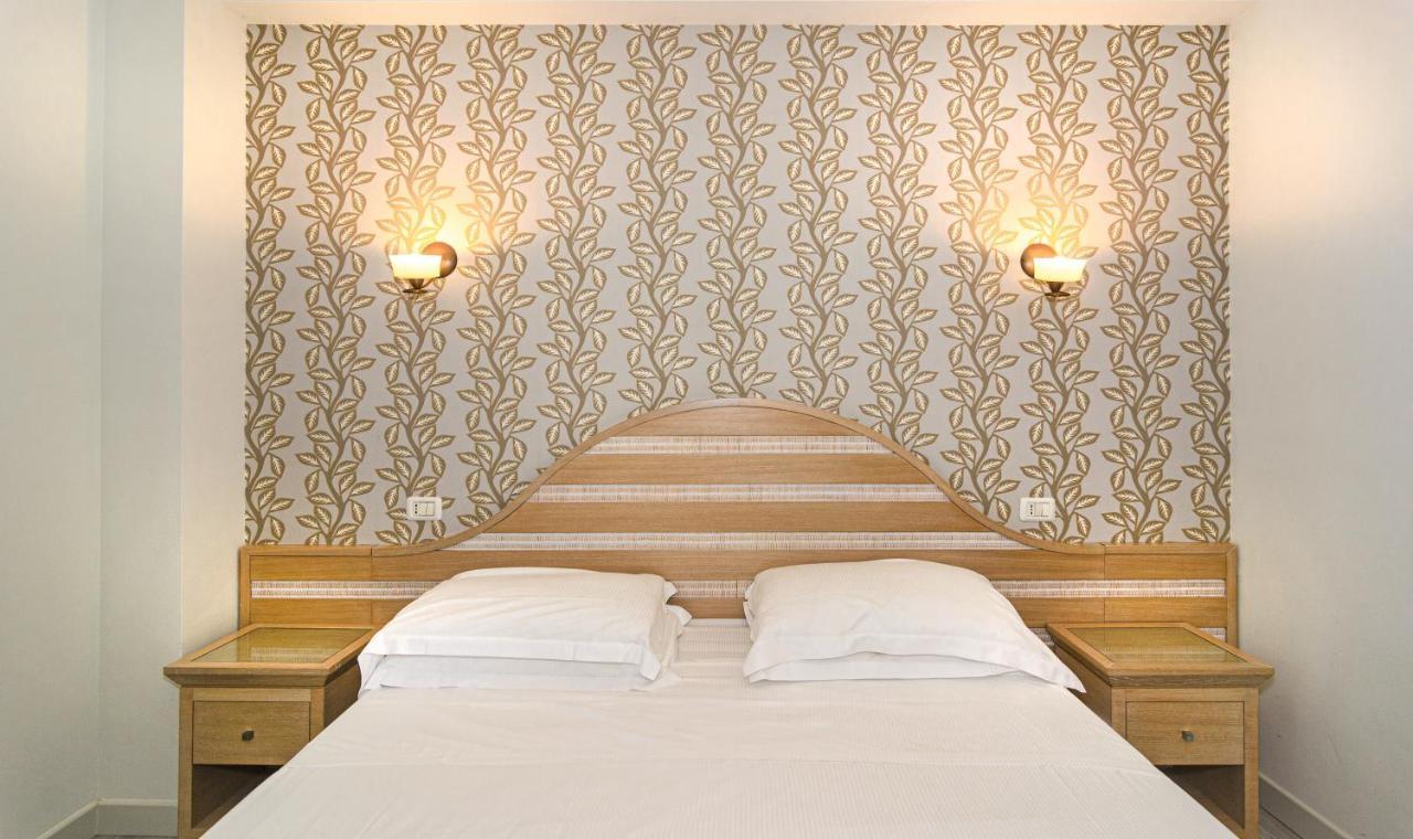 Hotel Nedy Марина ди Маса Екстериор снимка