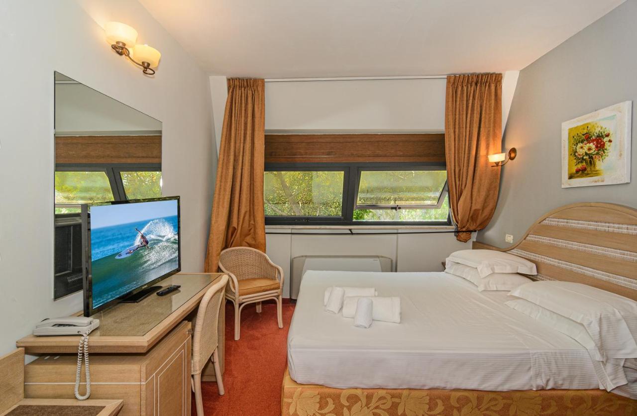 Hotel Nedy Марина ди Маса Екстериор снимка