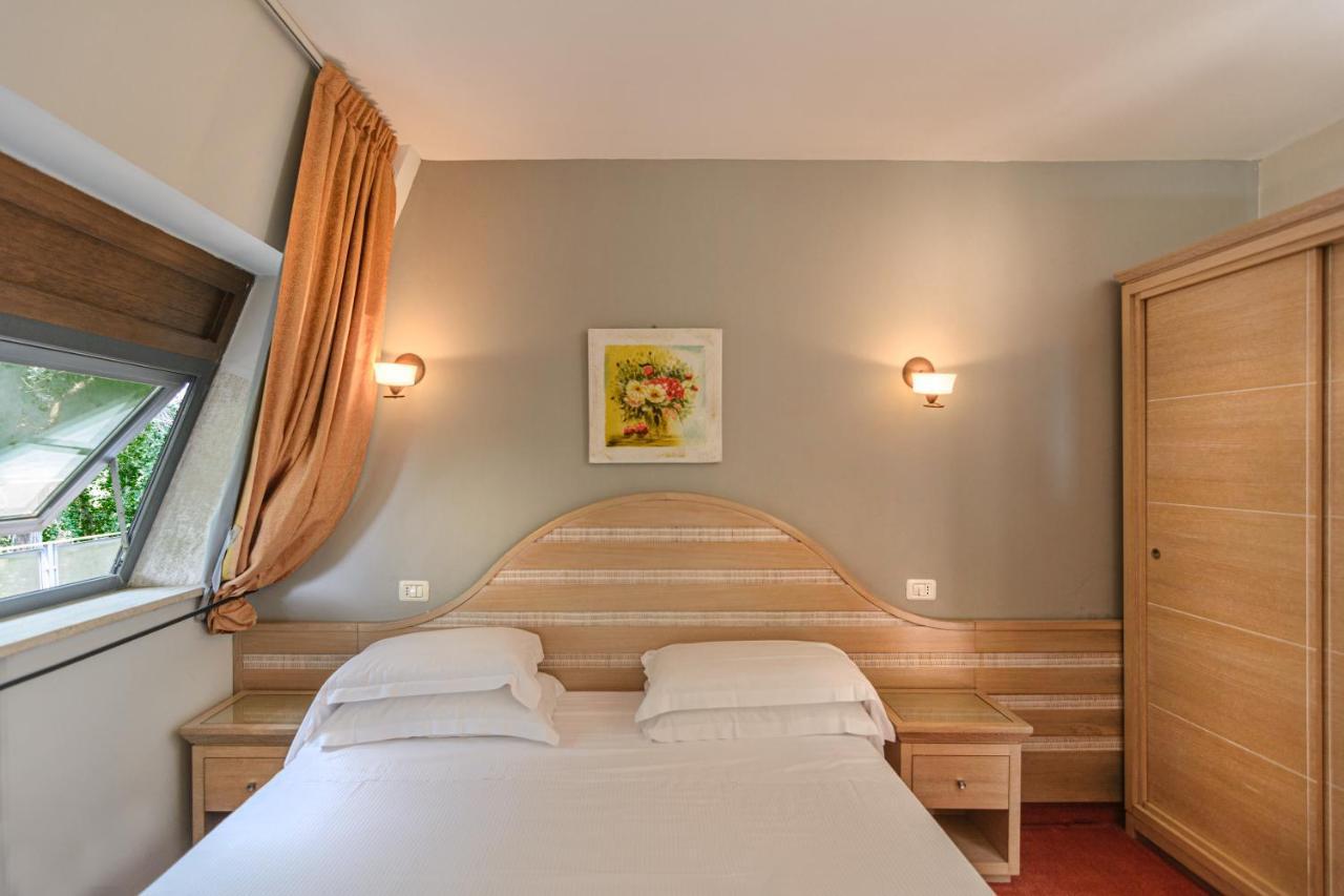 Hotel Nedy Марина ди Маса Екстериор снимка