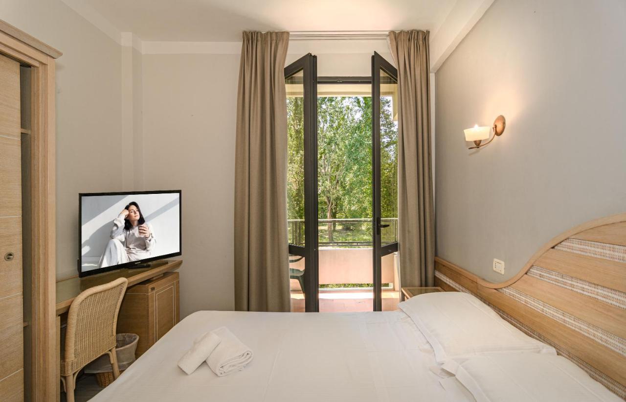 Hotel Nedy Марина ди Маса Екстериор снимка