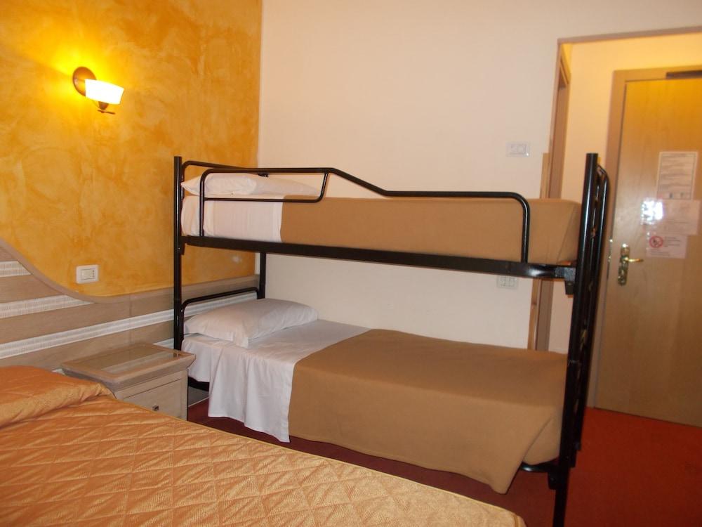 Hotel Nedy Марина ди Маса Екстериор снимка