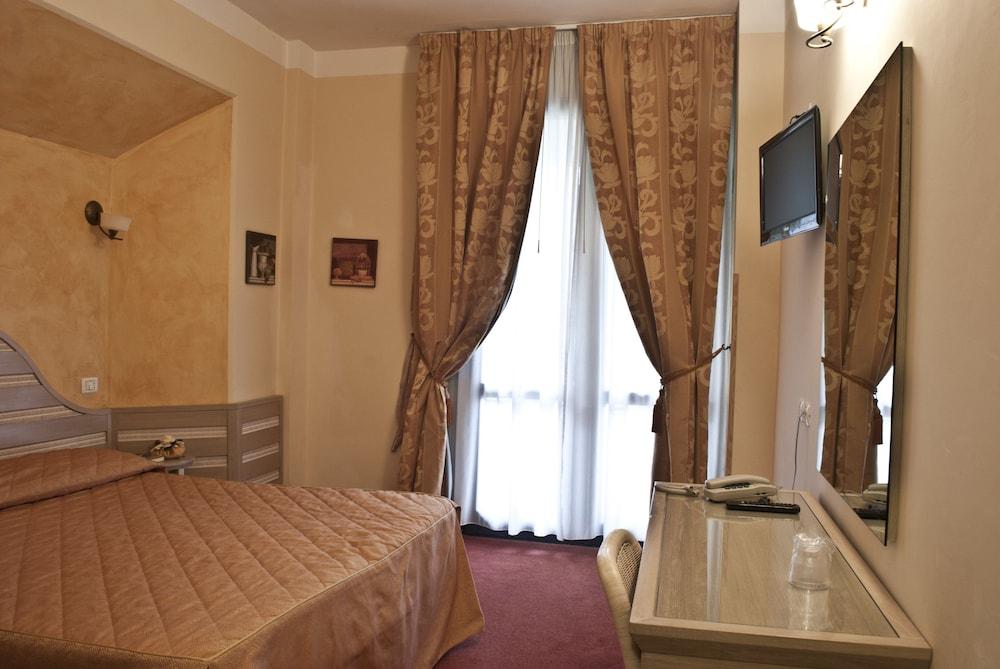 Hotel Nedy Марина ди Маса Екстериор снимка
