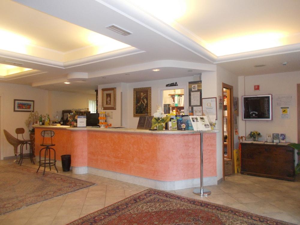 Hotel Nedy Марина ди Маса Екстериор снимка