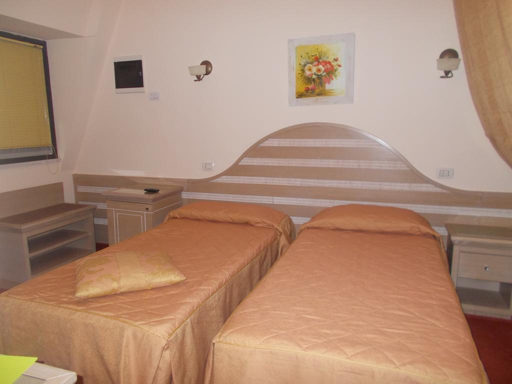 Hotel Nedy Марина ди Маса Екстериор снимка