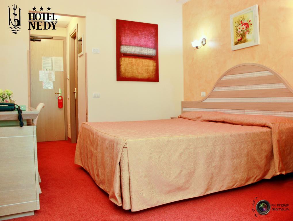 Hotel Nedy Марина ди Маса Екстериор снимка