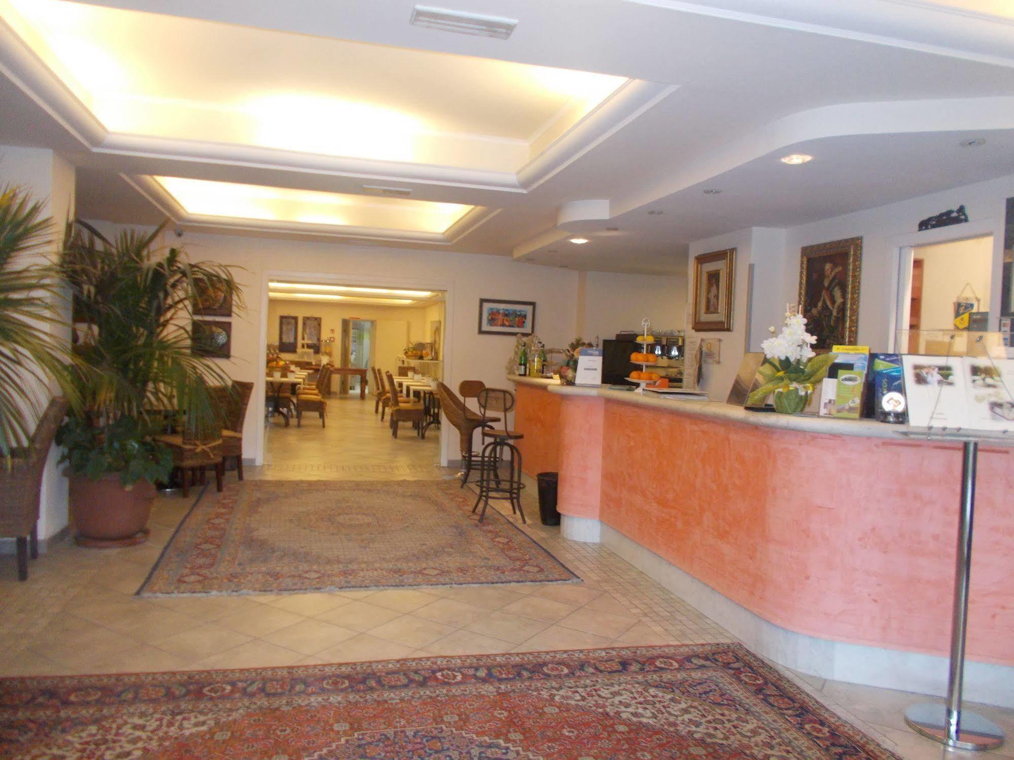 Hotel Nedy Марина ди Маса Екстериор снимка