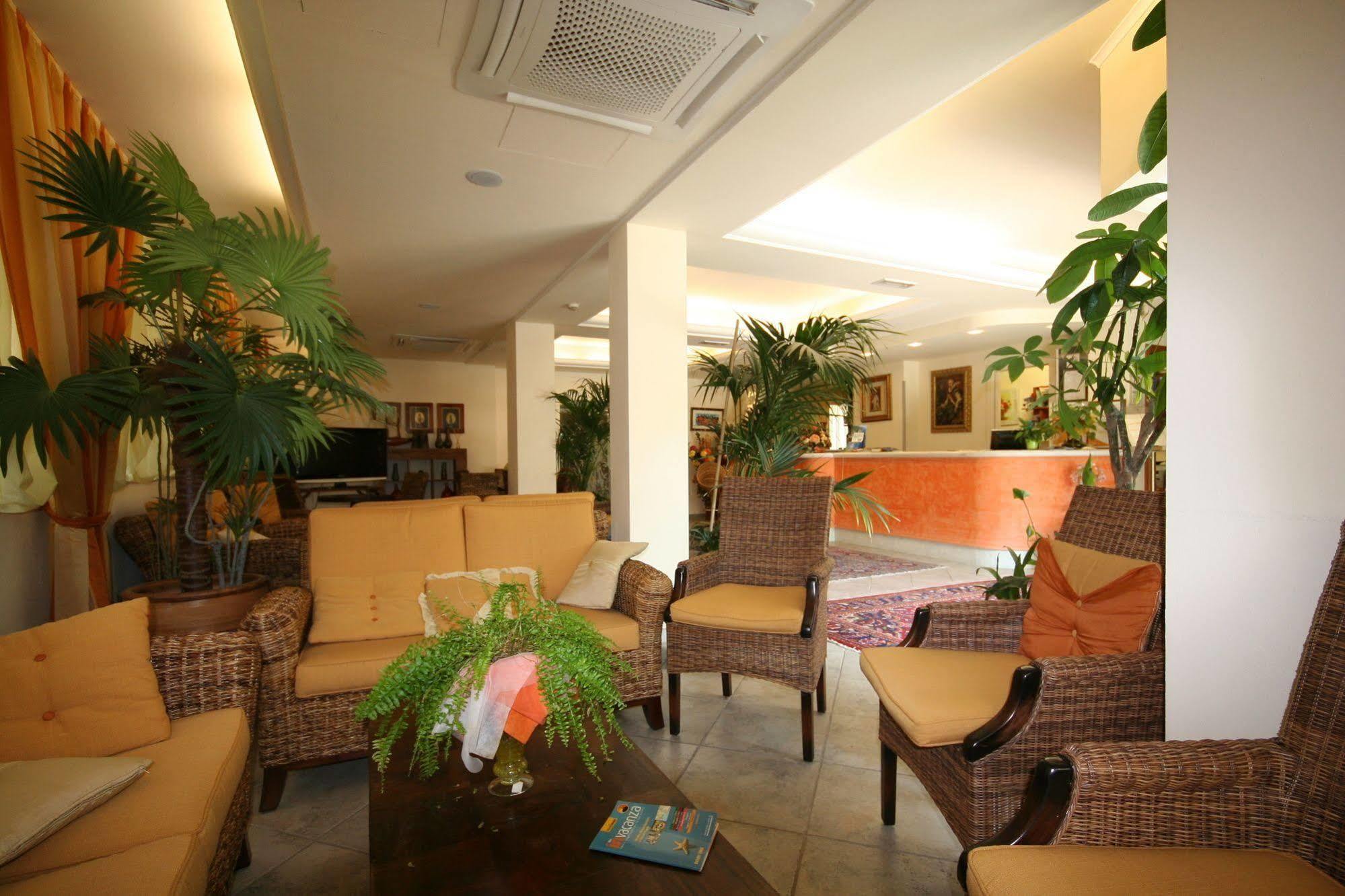 Hotel Nedy Марина ди Маса Екстериор снимка