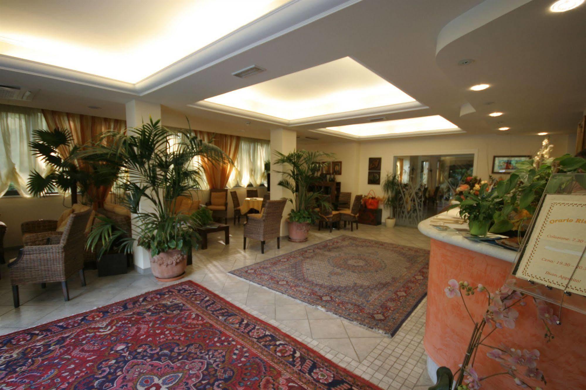 Hotel Nedy Марина ди Маса Екстериор снимка