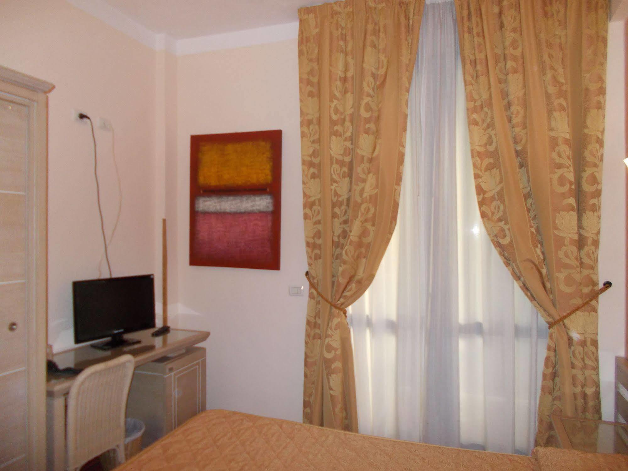 Hotel Nedy Марина ди Маса Екстериор снимка
