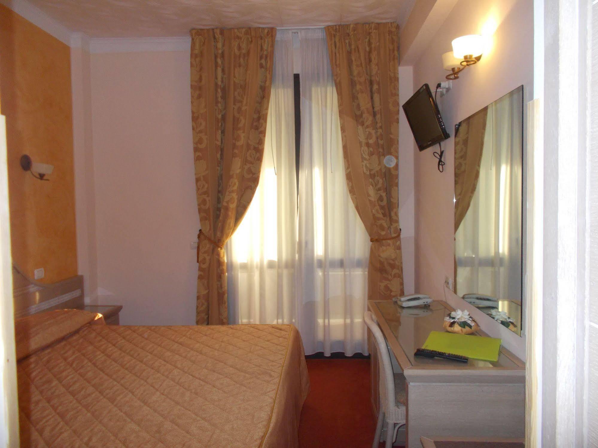 Hotel Nedy Марина ди Маса Екстериор снимка